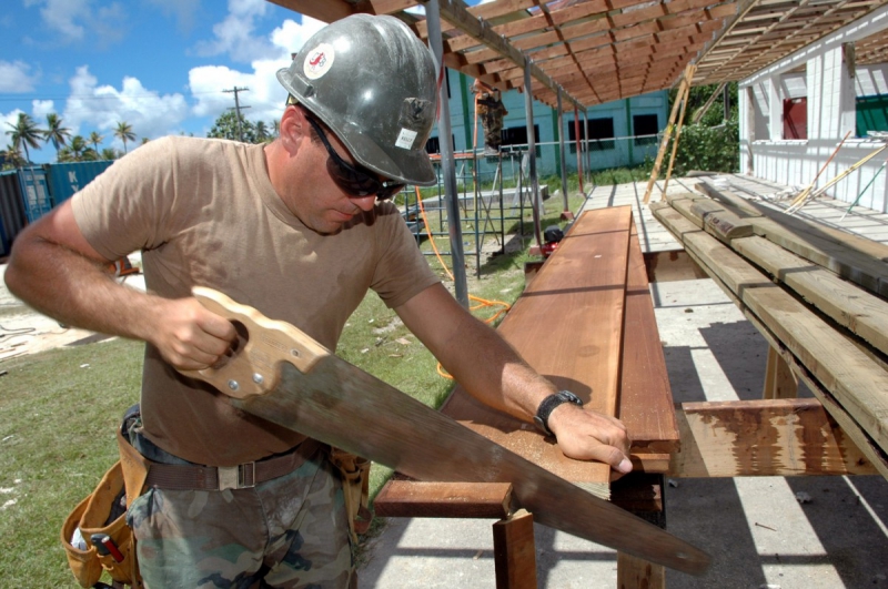 ebeniste-TOURRETTES SUR LOUP-min_worker_construction_building_carpenter_male_job_build_helmet-893290